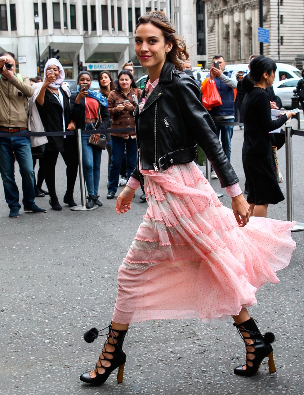 <p>Un look que nos encanta, el elegido por Alexa para el front row del desfile Crucero de <strong>Gucci</strong> en Londres. Vestido rosa, cazadora perfecto y en los pies, espectaculares zapatos con lazada y pompones.</p>
