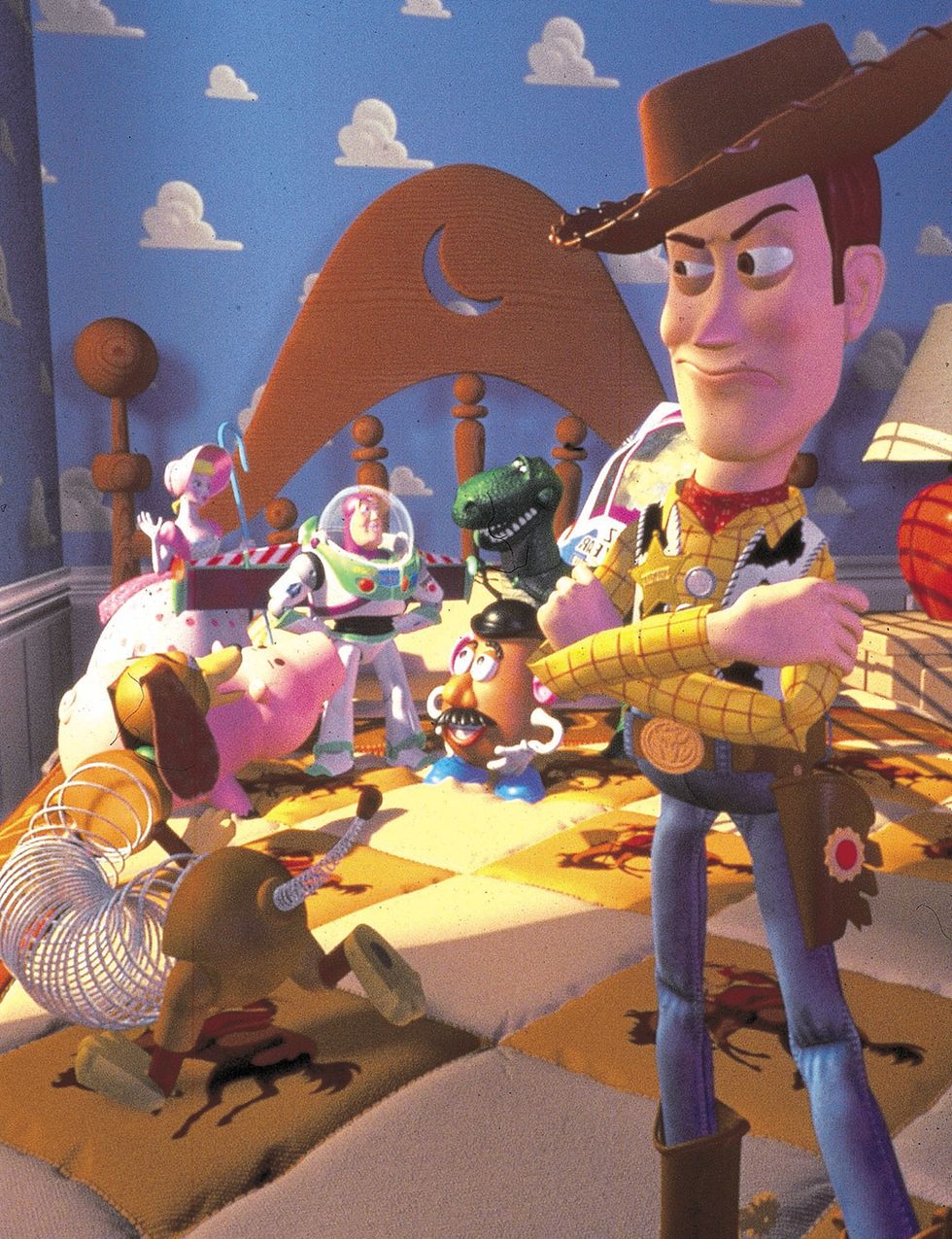 <p>'Toy Story' (1995) es el primer largometraje animado rodado totalmente con ordenador. En 1993, Disney casi cancela su producción porque consideraban a Woody un 'patán sarcástico', así que John Lasseter hizo que su equipo (entre ellos, Joss Whedon, creador de 'Buffy el Vampiro' y director de 'Los Vengadores') reescribiera el guión en menos de una semana. Lasseter aportó su cara para el rostro de Buzz Lightyear, mientras que Tom Hanks decidió poner la voz a Woody porque siempre se había preguntado 'qué harían sus juguetes cuando no los miraba'. Entre los títulos descartados para la peli: 'The New Toy', 'The Cowboy &amp; The Spaceman', 'The Favorite' y 'Toyz in the Hood'.</p>