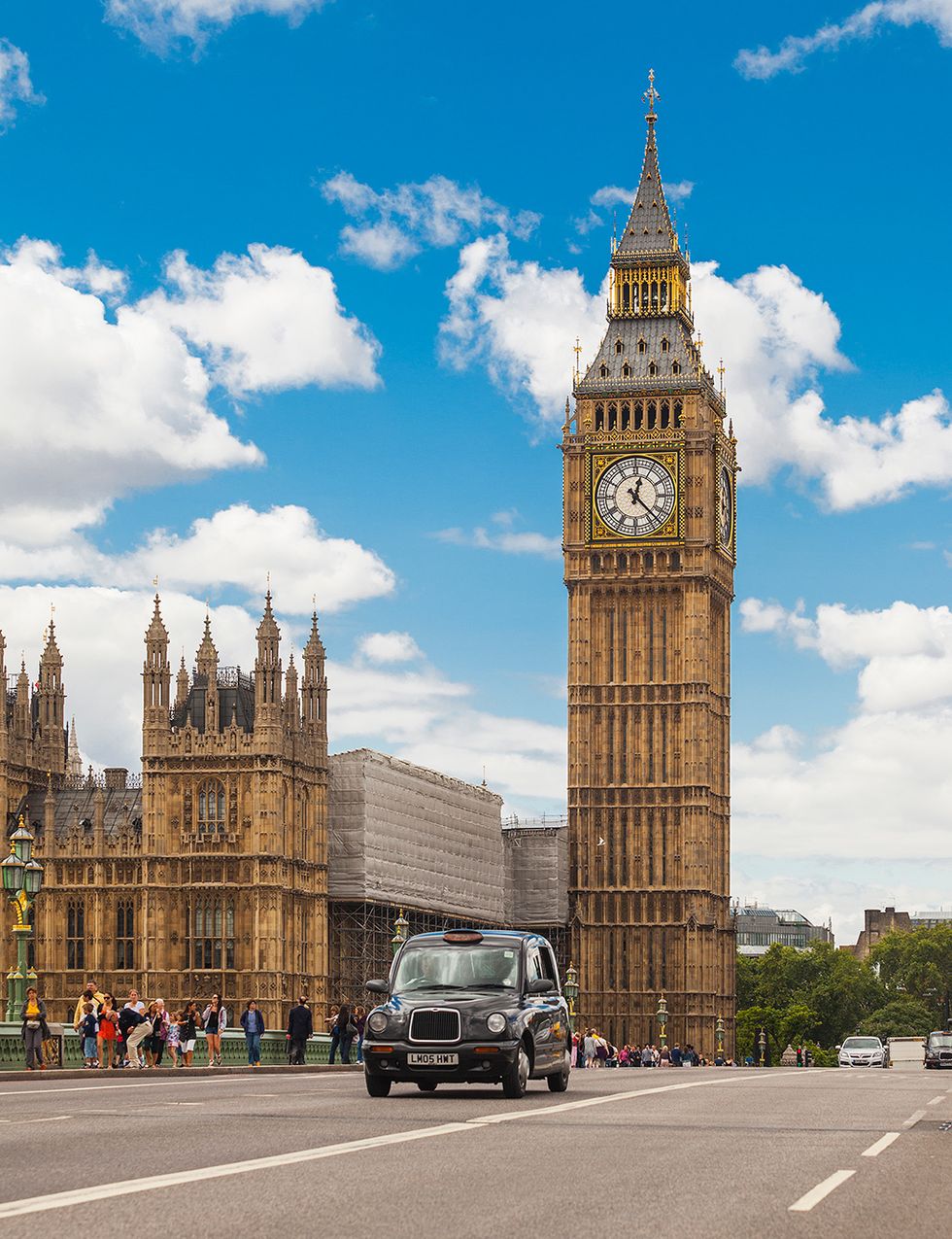<p>El error habitual es llamar ‘Big Ben’ a la torre, cuando en realidad es solo la enorme campana del reloj que marca puntualmente las horas. La torre de Westminster, sede del Parlamento Británico, se llamó Clock Tower hasta 2012, año en que, por el jubileo de la reina, pasó a denominarse Elizabeth Tower. La campana data de 1859 y el conjunto, sin duda, es el monumento londinense por excelencia.&nbsp;</p><p>&nbsp;</p>