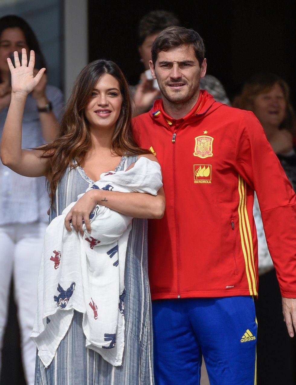 <p>El segundo hijo de Iker Casillas y Sara Carbonero ya esta en casa. El pequeño que se llama Lucas Casillas Carbonero nació en la clínica Ruber Internacional de Madrid, en torno a las 20:30 del 2 de junio. El nacimiento fue por cesárea y Lucas pesó 3,4 kilos.&nbsp;</p>