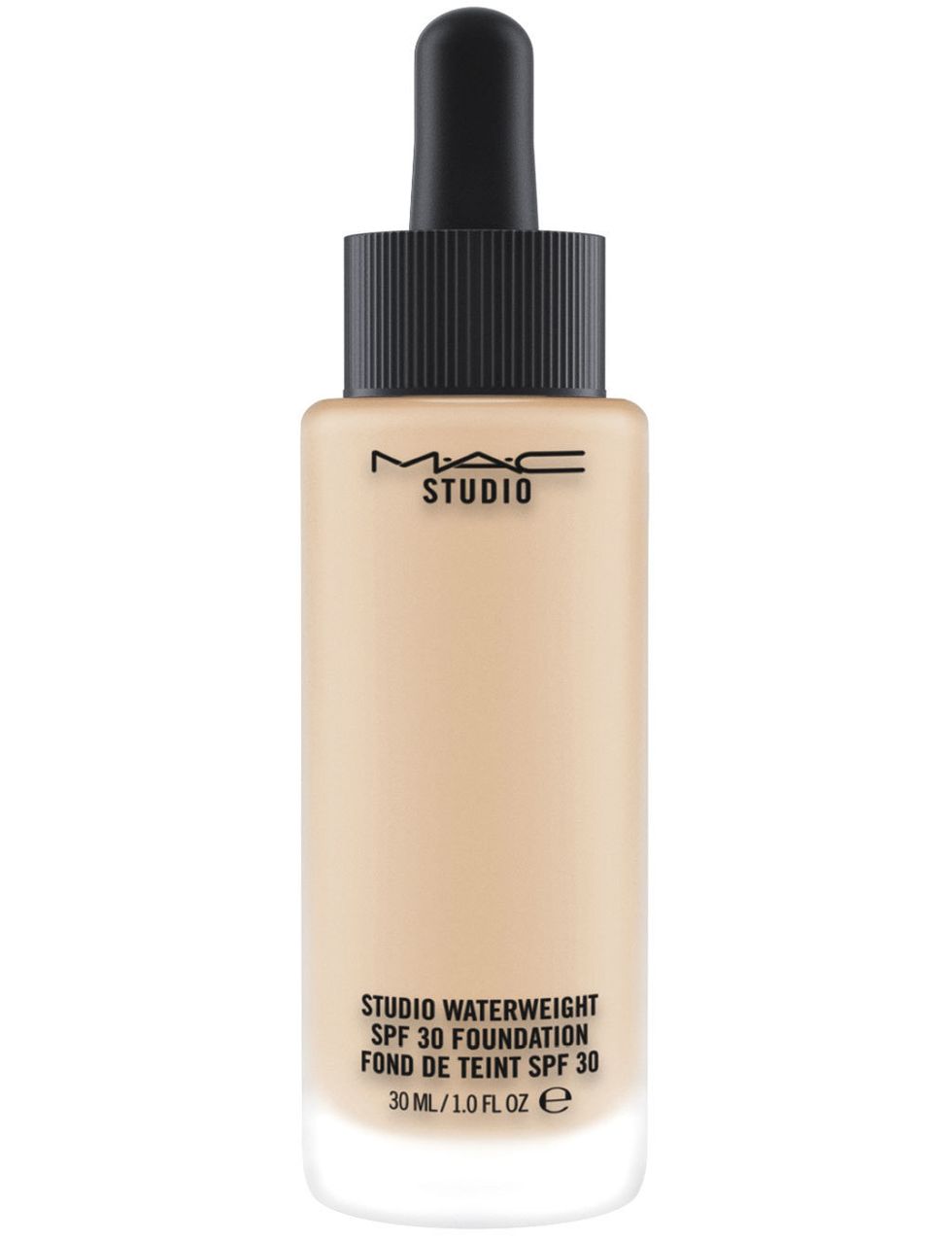 <p>Es muy importante que el rostro de Cristina “resista” bien el ajetreo de la fiesta, por lo que su maquillaje comienza por la base de maquillaje <a href="http://www.maccosmetics.es/product/shaded/158/37094/Productos/Rostro/Bases-de-Maquillaje/Studio-Waterweight-SPF-30-Foundation/index.tmpl" target="_blank">Studio Waterweigh de MAC,</a> con una fórmula elástica en gel-serum ultrafluida. Hidratante, confortable y de larga duración, aporta un color puro y una cobertura ligera, difumina imperfecciones y controla la grasa. Además, se aplica con gotero y deja el cutis jugoso, suave y flexible, una base que “se siente” como una segunda piel.</p>