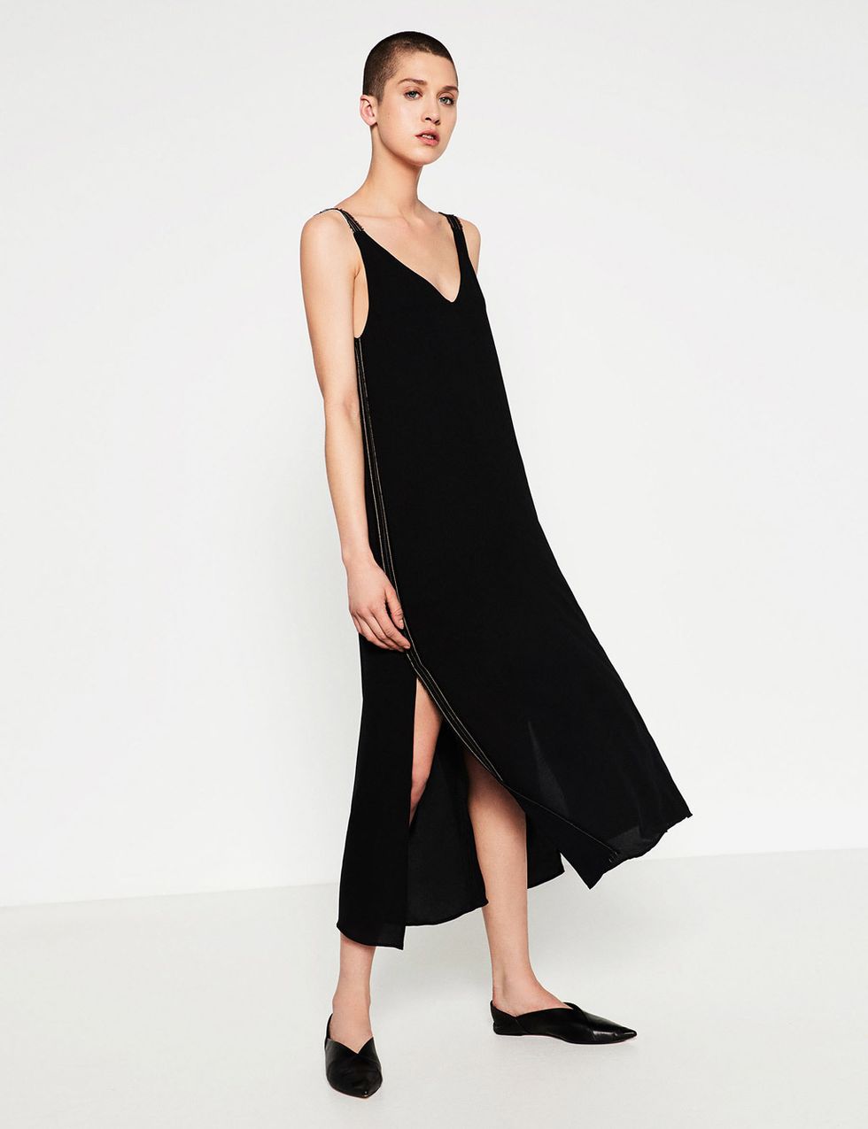<p>Vestido negro midi de Zara (39,95 €).</p>