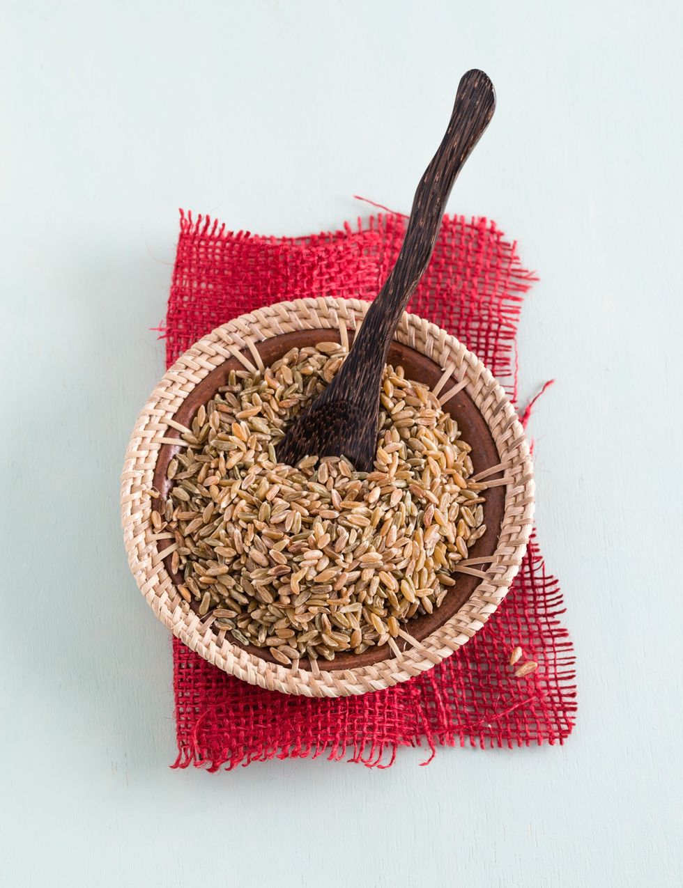 <p>No, no es un alimento friki, <strong>se trata de trigo verde, un superfood que puedes cocinar igual que la quinoa</strong>, para preparar ensaladas o guisos. Al cosecharse verde, conserva muchos más nutrientes: fibra -¡el doble que la quinoa-, proteínas y minerales- que el trigo maduro. Además, <strong>su alto contenido en selenio, potasio, magnesio y hierro</strong> lo convierte en un diez para tu salud, &nbsp;en un hidrato de carbono saludable y en un gran alimento detox.&nbsp;</p><p>&nbsp;</p>