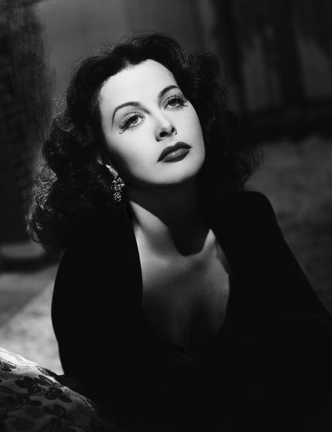 <p>No, no nos hemos equivocado de foto: es la actriz Hedy Lamarr. Además de una de las intérpretes más bellas de la historia, esta austríaca es una de las grandes inventoras de nuestro tiempo. Ingeniera industrial, con ayuda del compositor George Antheil ideó un sistema para detectar los torpedos teledirigidos, un sistema que funcionaba con 88 frecuencias y que podía saltar las señales de transmisión entre frecuencias del espectro magnético. Esta tecnología fue guardada en secreto durante año por el ejército, y fue la base de la comunicación secreta vía radio y, a partir de los 80, del desarrollo de las comunicaciones de los móviles, el GPS y el wi-fi.</p>