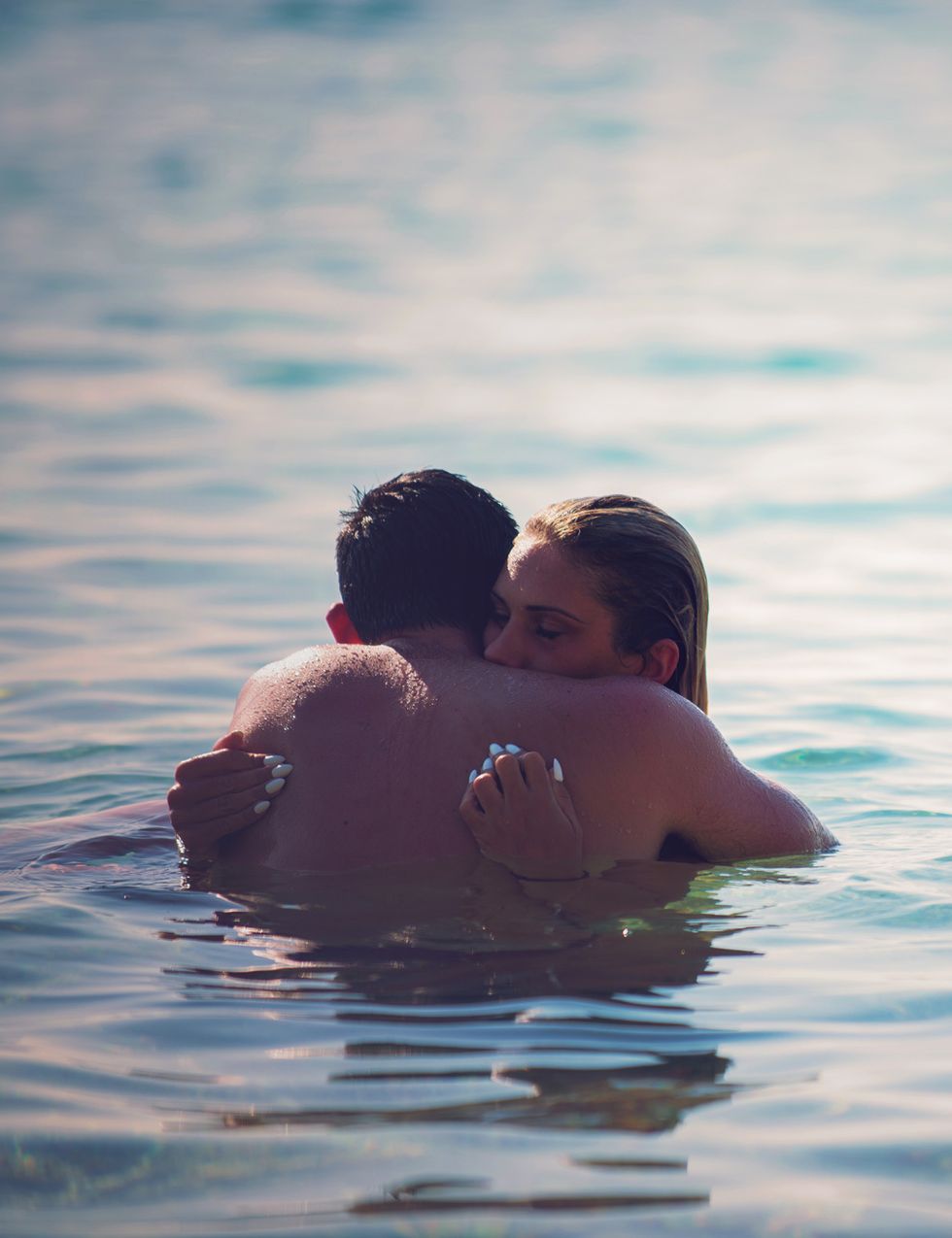 <p>El agua es un elemento refrescante que estimula y facilita las sensaciones de placer. Por eso, practicar el sexo bajo el agua del mar se convierte en una experiencia deliciosamente recomendable. Estar los dos bien mojados tiene una importante carga de erotismo.&nbsp;</p><p>&nbsp;</p>