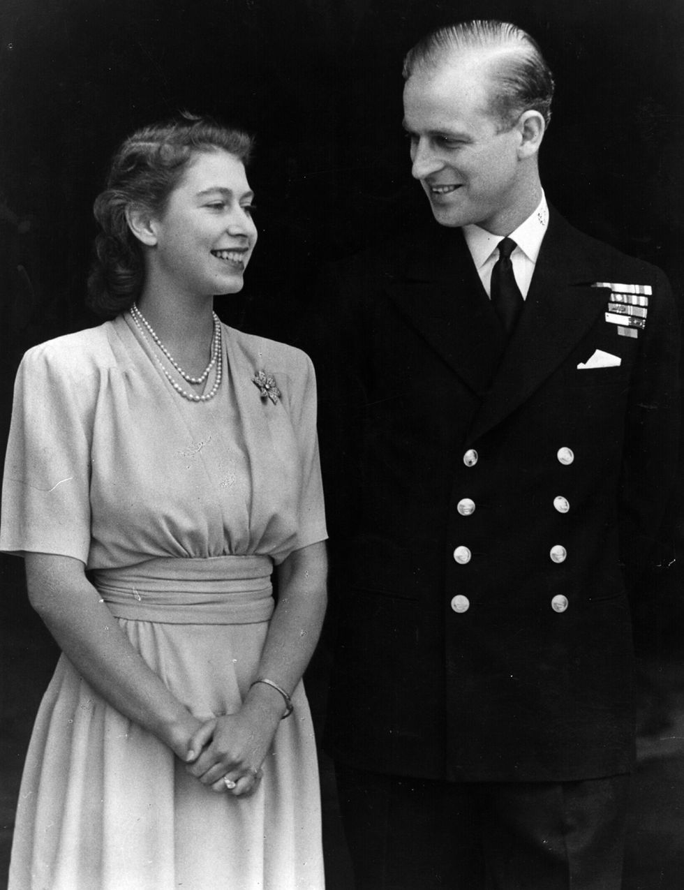<p>En 1947 se comprometió con su todavía marido, el príncipe Felipe, duque de Edimburgo.</p>