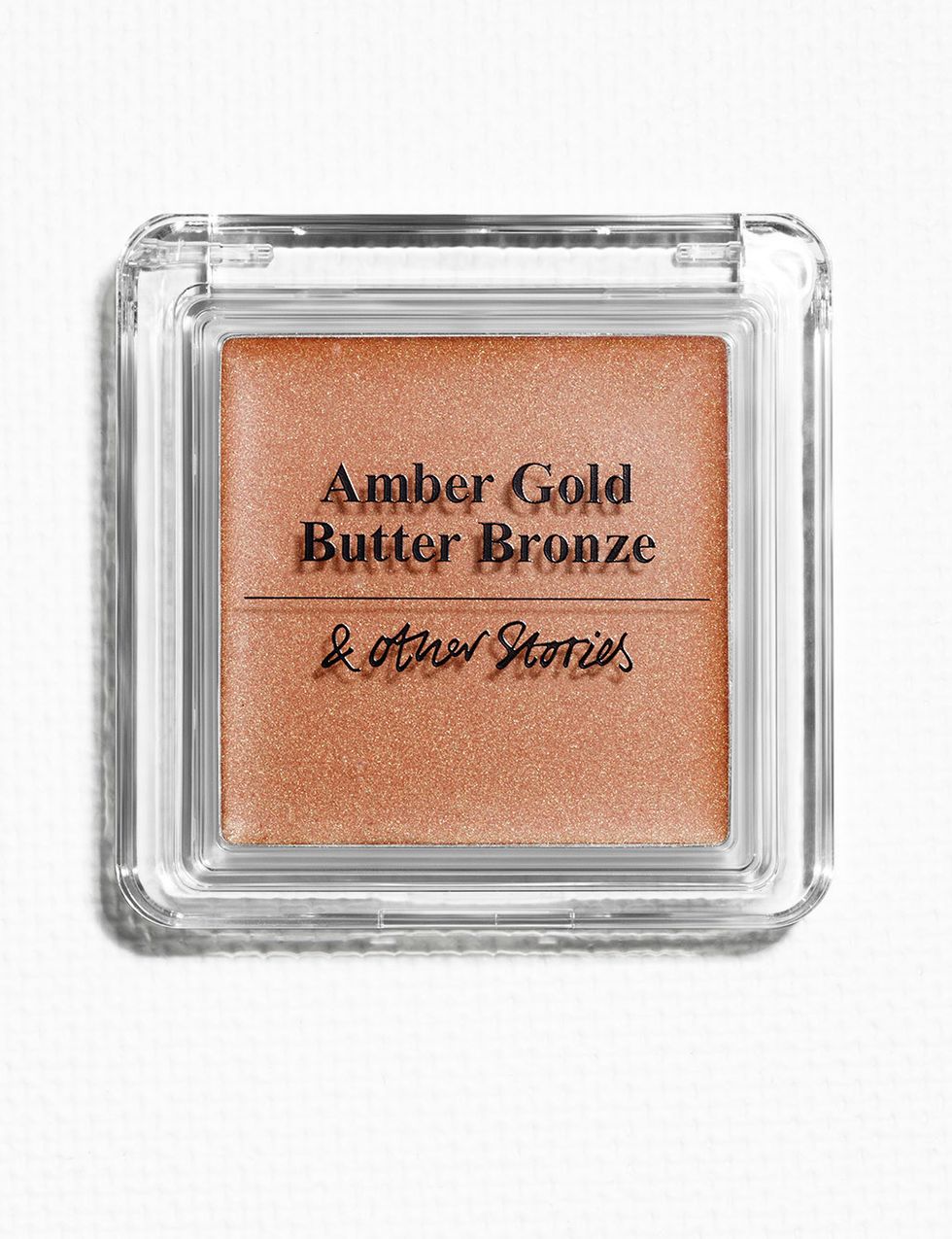 <p>Escoge un iluminador en tono bronce para potenciar aún más el bronceado. 'Amber Gold Butter Bronze' (19 €), de&nbsp;<strong>&amp; Other Stories</strong>, puede aplicarse fácilmente con las manos.</p>