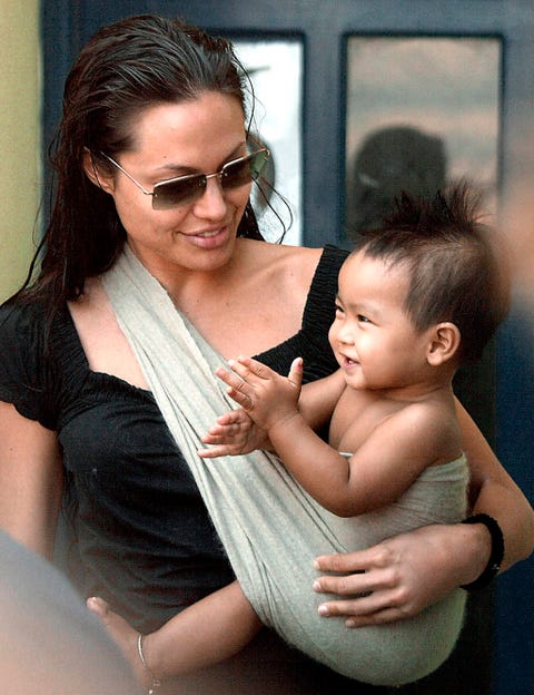 <p>En 2002 Angelina se convertía en madre por primera vez del pequeño Maddox, nacido en Camboya. Tras unirse a la actriz, Brad Pitt adoptó al pequeño.</p>
