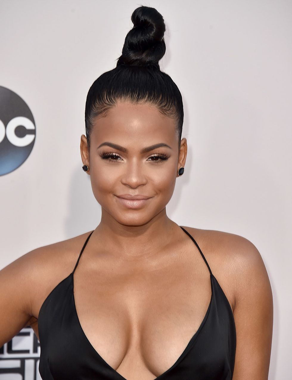 <p>&nbsp;El 'top knot' en su versión extrema:&nbsp;<strong>Christina Milian</strong> sube la apuesta con un moño 'extralarge'.</p>