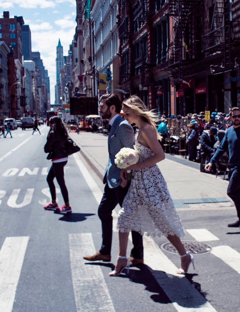 <p>Nos encanta esta foto de la boda de Rebecca, con su vestido de Front Row, sandalias y de fondo Nueva York.</p>