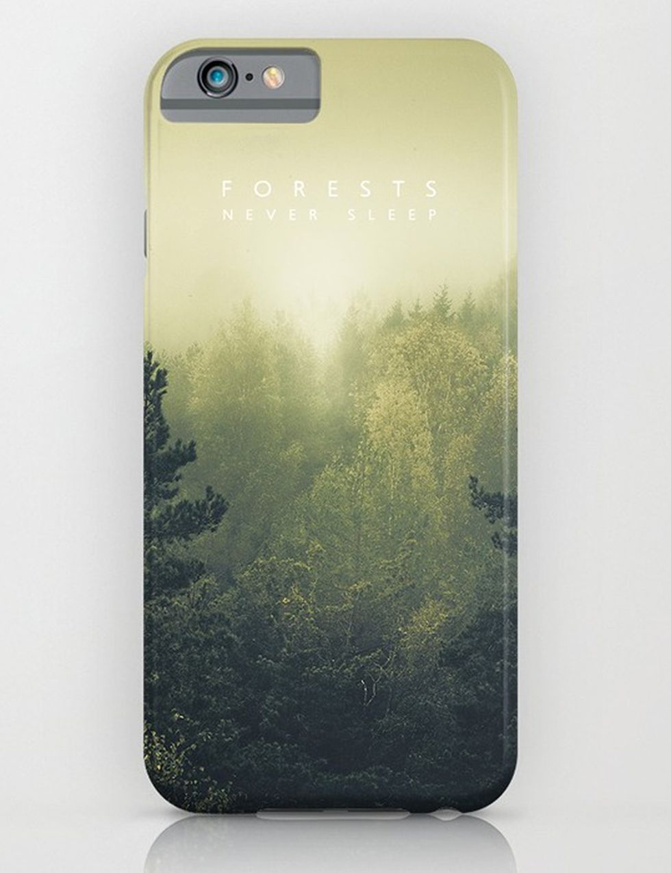 <p>Nos hemos enamorado de esta funda de iPhone 6S con este impresionante motivo de bosques, obra del artista HappyMelvin para <a href="https://society6.com/product/forests-never-sleep_iphone-case#9=430&amp;52=377" target="_blank"><strong>Society6</strong></a> (31,60 euros aprox.).</p>