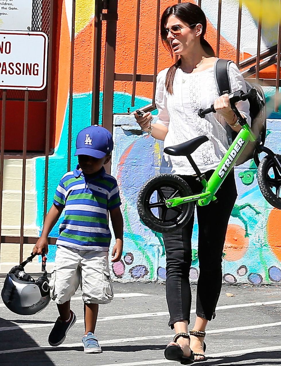 <p><strong>Sandra Bullock</strong> le regaló a su hijo de 3 años un cuadro de Andy Warhol valorado en 14.000 dólares. Seguro que el niño se lo pasa mejor con un coche de juguete o una simple pelota.</p>