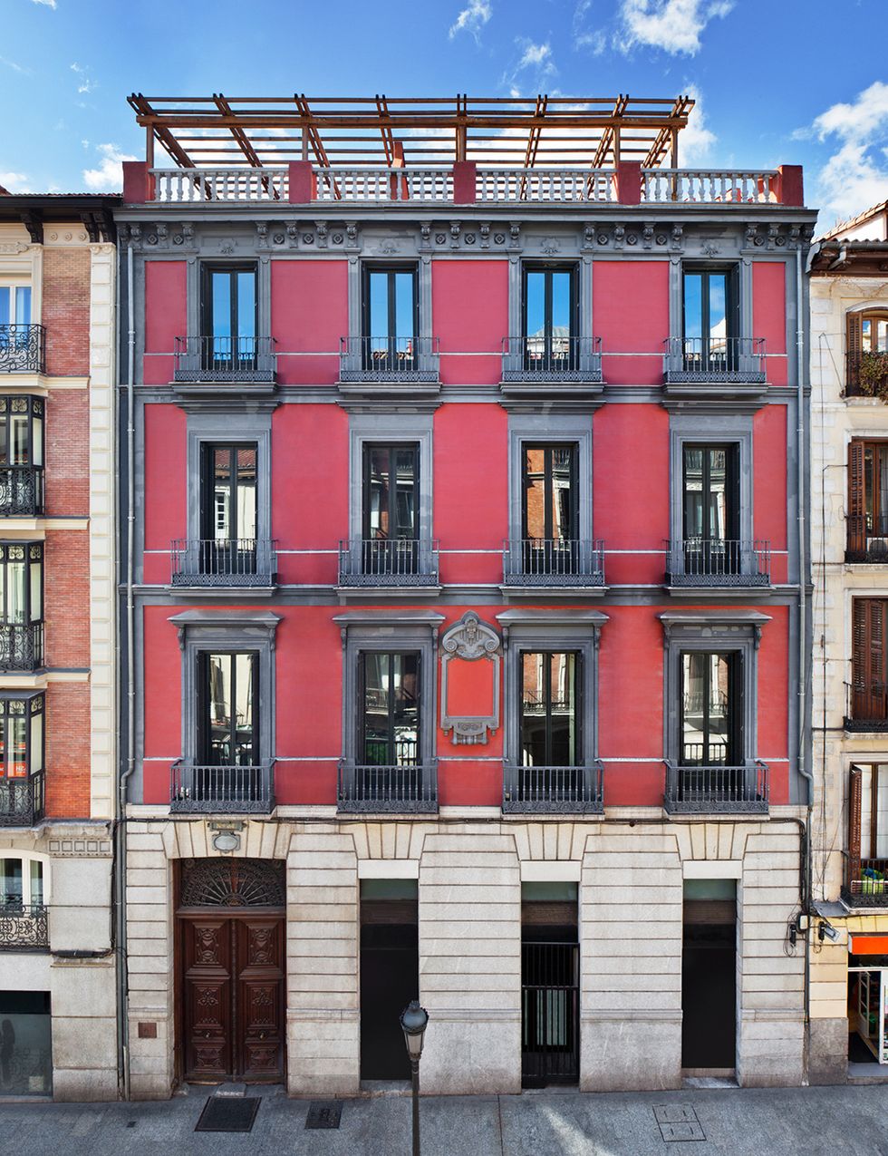 <p>Un precioso edificio histórico de 1857, sito en la calle Atocha, 34 de Madrid, será el escenario de la nueva edición de <a href="http://casadecor.es/madrid-2016/" target="_blank">CasaDecor</a> hasta el próximo 26 de junio. Más de 100 profesionales, entre decoradores, interioristas, arquitectos, diseñadores, paisajistas y artistas, presentarán más de 50 proyectos decorativos aprovechando la peculiar arquitectura de la casa palacio: seis plantas, paso de carruaje, una espectacular escalera principal e incluso techos de siete metros de alto. </p>
