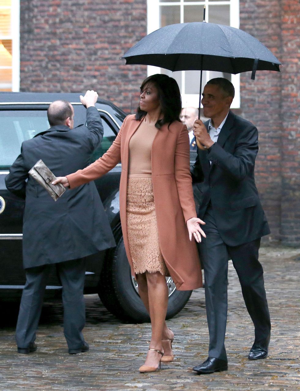 <p><strong>Michelle </strong>y<strong> Barak Obama</strong> llegaron a su cita con los duques de Cambridge. Ella realmente elegante con un conjunto de falda de encaje y camiseta en color crema y abrigo liso en color visón.</p>