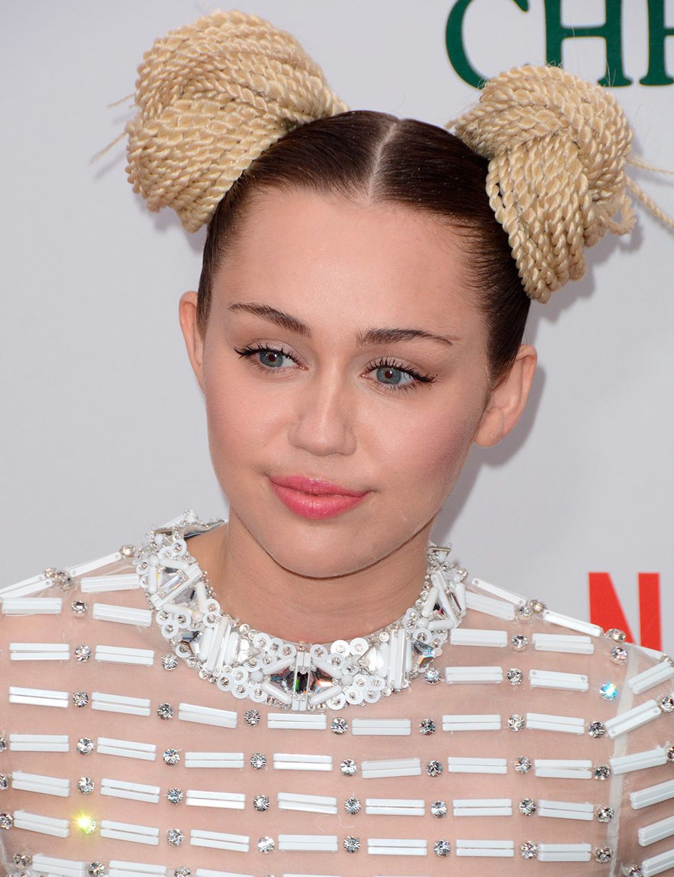 <p><strong>Miley Cyrus</strong> ha hecho de los peinados estrafalarios una costumbre. ¿El último? Esta mezcla de moños y ¿cuerdas? de lo más extraña.</p><p>&nbsp;</p>