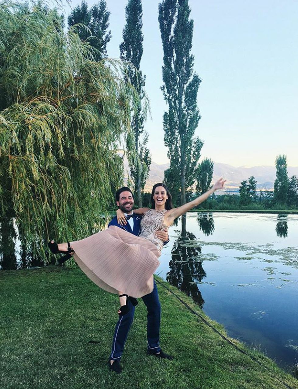 <p>Miguel Carrizo celebrando el amor con Gala González y su impresionante vestido de <strong>Alberta Ferretti</strong>.&nbsp;</p><p>Foto @miguelcarrizo.</p>