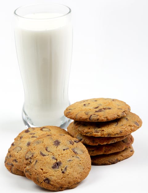 Las 'cookies' <p>Son una de nuestras favoritas, y este inventazo gastronómico es obra de Ruth Graves Wakefield, y fue por casualidad. Ruth y su marido tenían una especie de Bed and Breakfast en un pueblecito que se llamaba Whitman. Un día de 1933, haciendo galletas para sus huéspedes, se dio cuenta de que no había comprado dos ingredientes (chocolate en polvo y frutos secos), así que decidió sustituirlo por trocitos de una tableta de chocolate Nestlé semidulce. Pensó que se derretirían, pero se conservaron, y las galletas quedaron más jugosas y con la misma forma. Luego Ruth escribió un libro de recetas con las pautas para hacerlas, y se difundieron tanto que llegaron a ser las galletas preferidas de los soldados en la Segunda Guerra Mundial.</p>