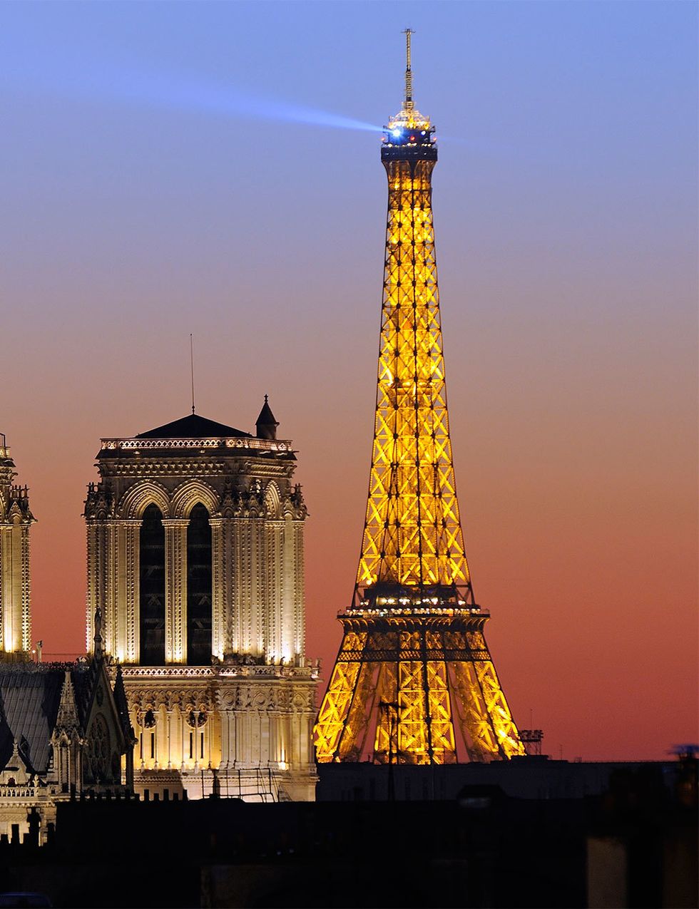 <p>Todas las noches 20.000 bombillas se encienden durante 5 minutos cada hora. La torre adopta un precioso color dorado que la hace brillar más que nunca en la ciudad del amor.</p>