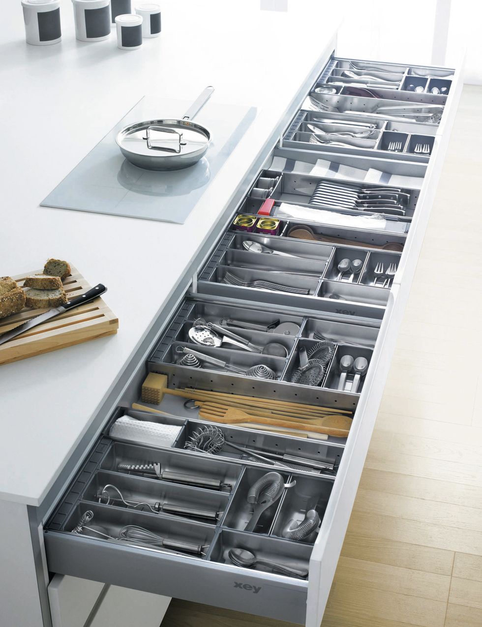 <p>Accesorios adaptables organizan el interior de los cajones de las cocinas Xey.&nbsp;</p>