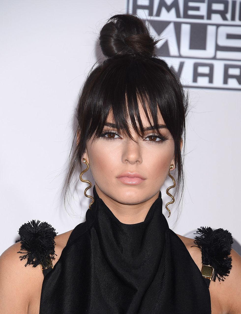 <p><strong>Kendall Jenner</strong> ha encendido la mecha con este impecable peinado: 'top knot' con flequillo recto y ligeramente despeinado. Sencillo y eficaz.</p>