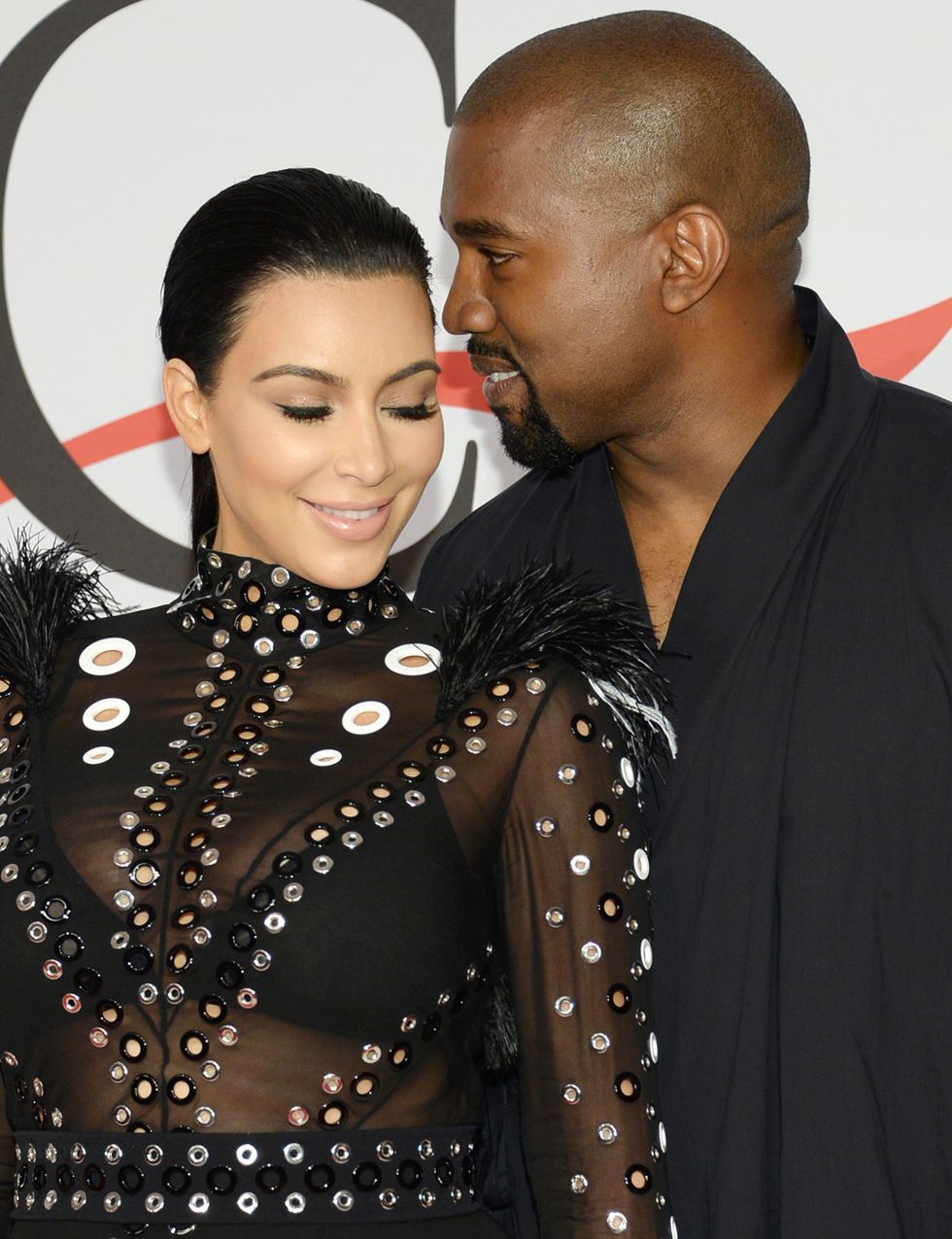 <p>La mediática pareja formada por Kim Kardashian West y Kanye West han aumentado la familia este año con un niño al que han llamado Saint. El matrimonio ya tenía una hija, la mini it girl North.</p>