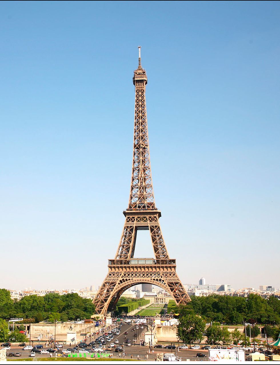 <p>&nbsp;La Torre Eiffel sirvió como presentación a la Exposición Universal de París de 1889. En un principio iba a tener una vida de 20 años y se destruiría, pero la instalación de antenas en su cima hicieron que fuese un monumento de gran utilidad. Ello le valió perdurar para siempre.</p>