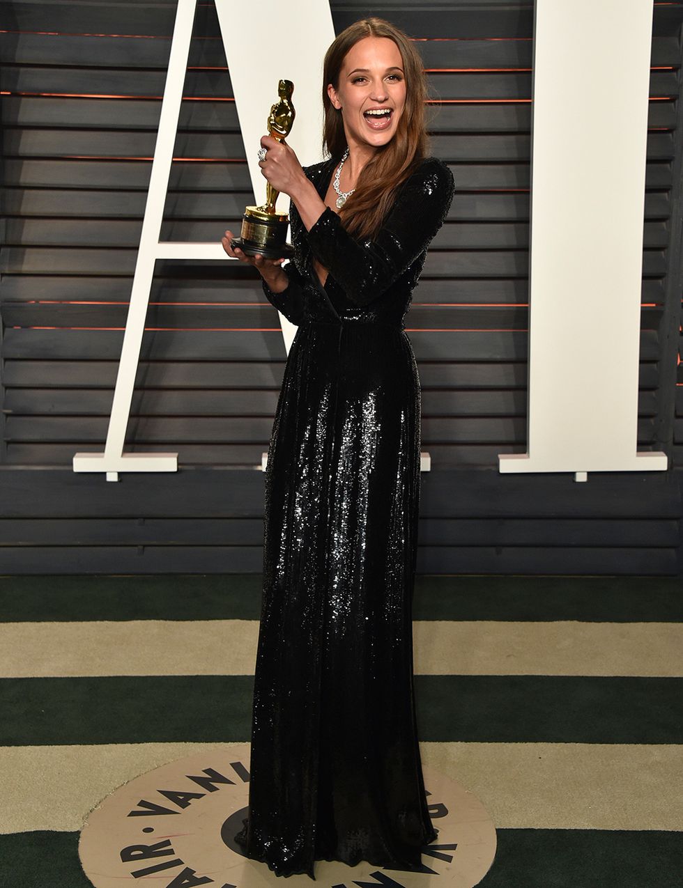 <p>La ganadora del Oscar a Mejor Actriz de Reparto, <strong>Alicia Vikander</strong>, se cambió de vestido para acudir a una de las post fiestas. En esta ocasión lució un espectacular modelo negro con lentejuelas de&nbsp;<strong>Louis Vuitton.&nbsp;</strong></p>