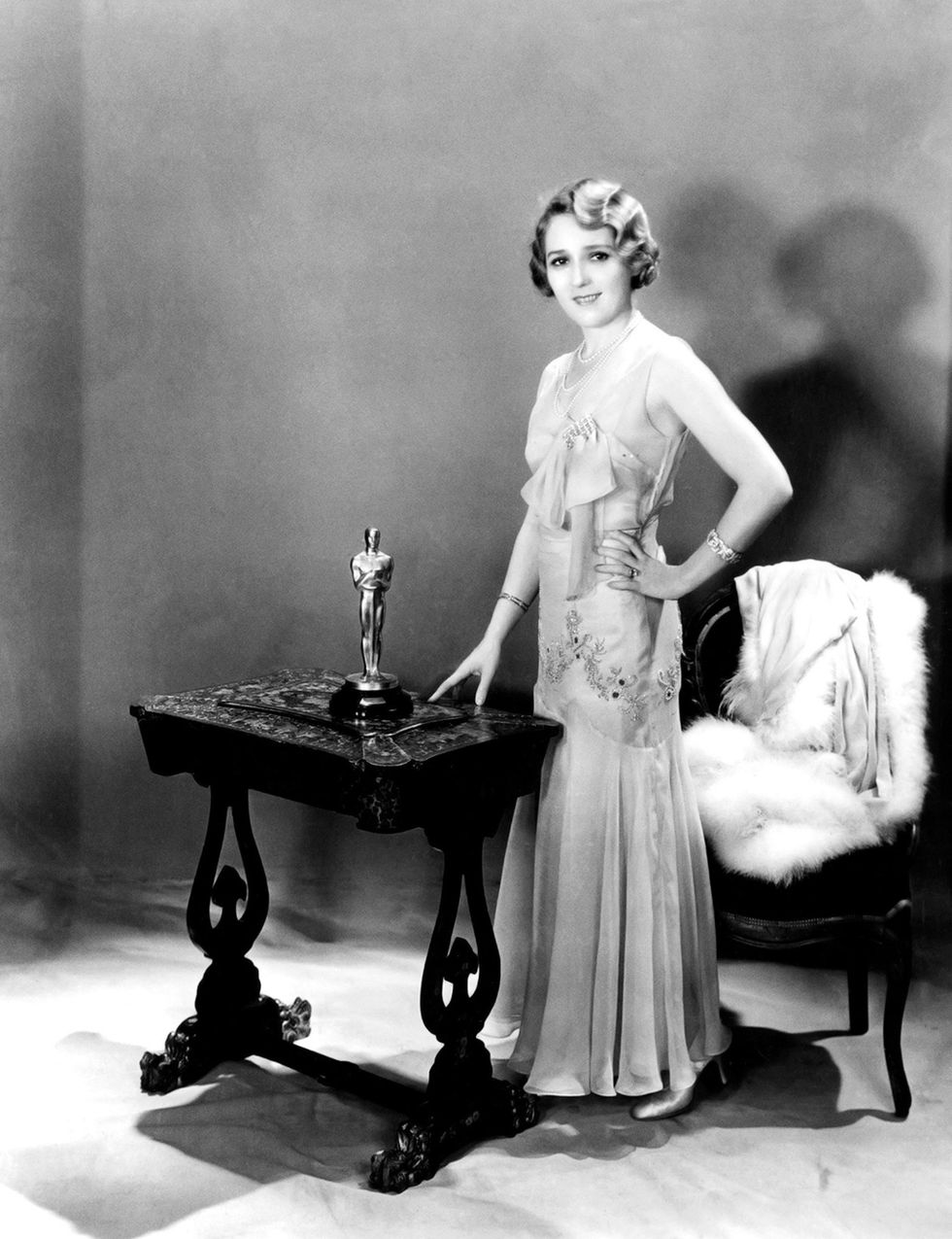 <p>Su papel de la pícara Norma Besant en 'Coqueta' (Sam Taylor, 1929) hizo merecedora a la superestrella del momento de su único Oscar a la Mejor Actriz. Lo recogió con este precioso vestido con apliques joya, de diseñador desconocido.</p>