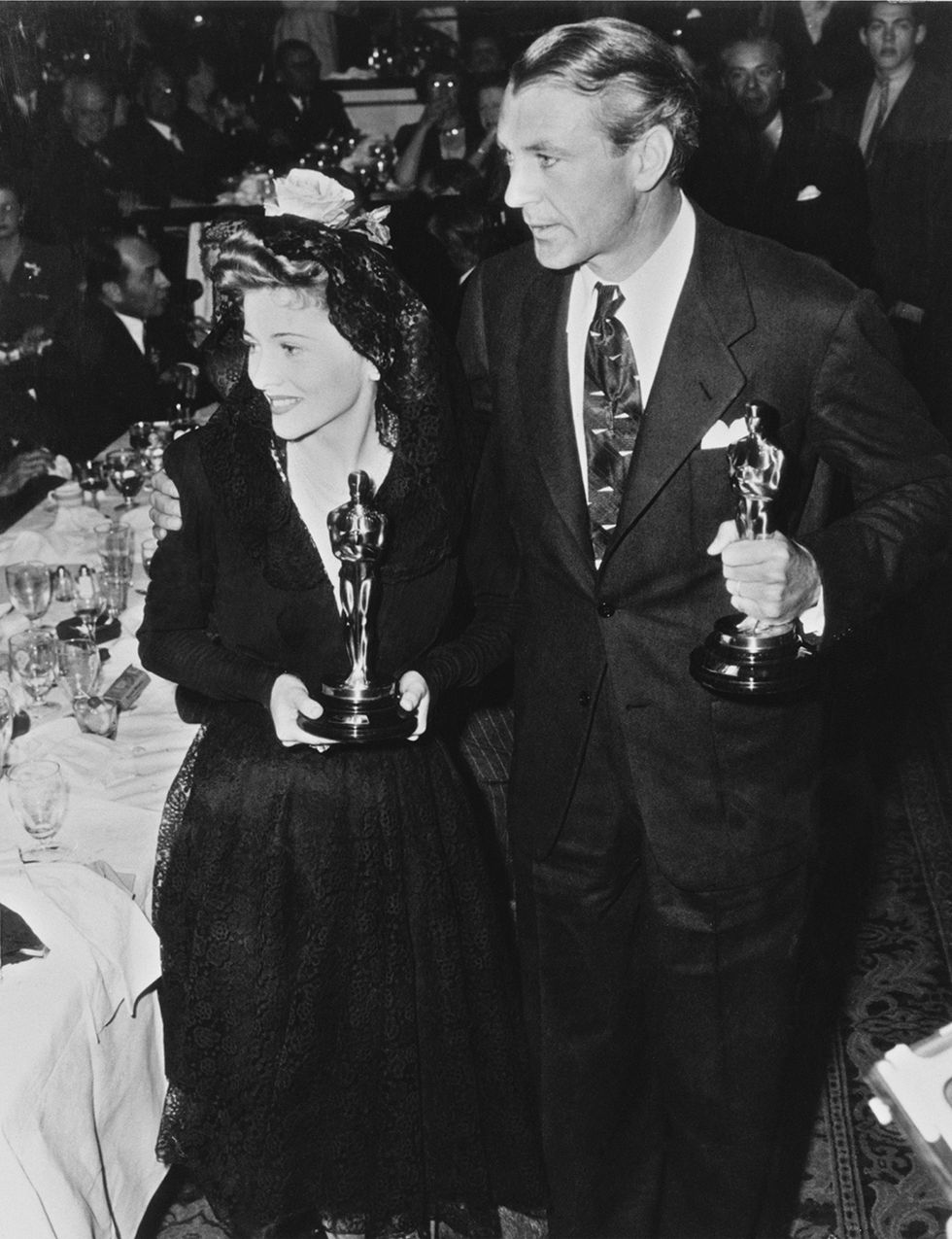 <p>Mucho más encaje y hasta en un velo, obra de <strong>I.Magnin &amp; Co,</strong> llevó Joan Fontaine en 1941 para recoger su Oscar por 'Sospecha' (Alfred Hitchcock, 1941). </p>
