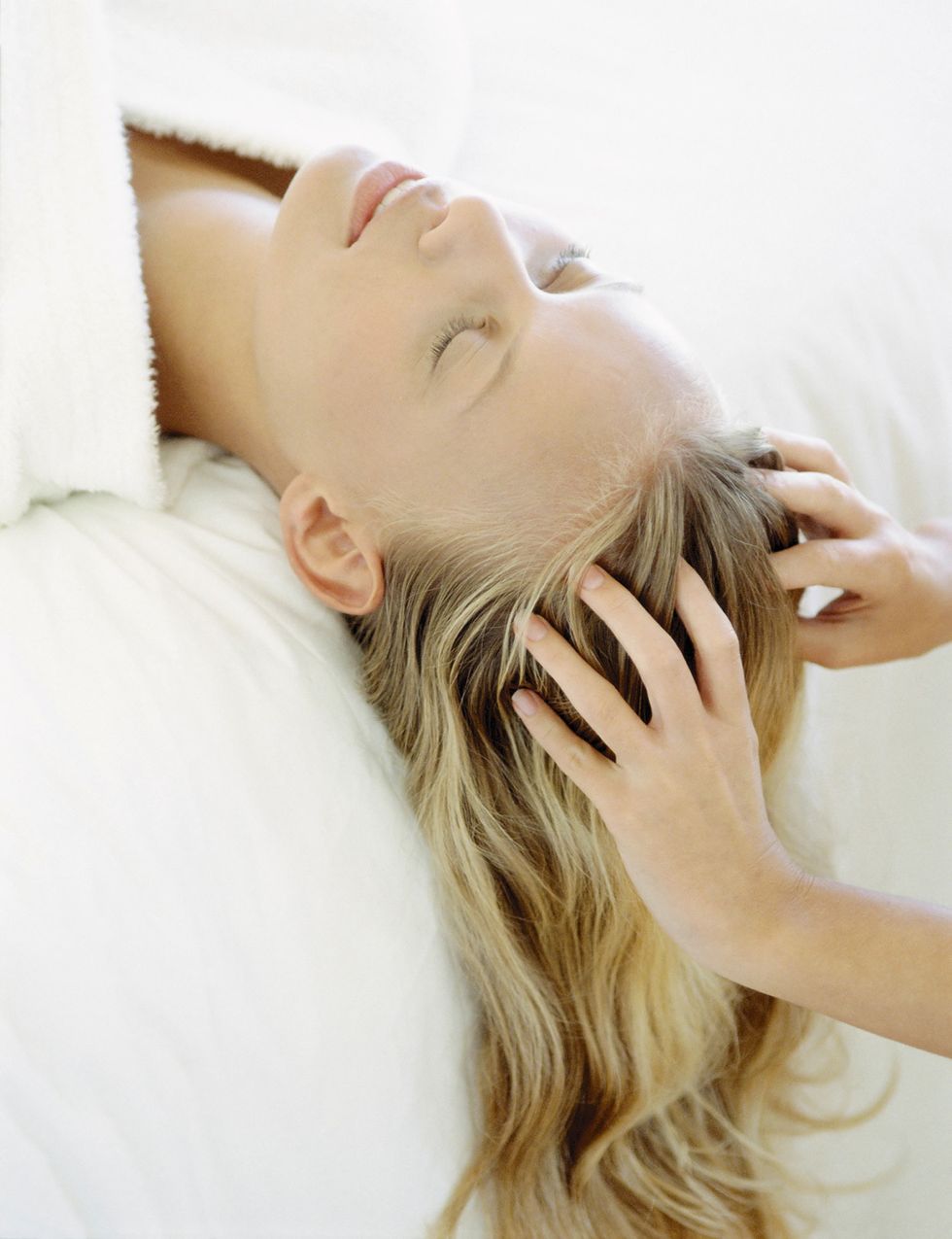 <p>Terapia anti caída&nbsp;</p><p>&nbsp;“Con los masajes capilares conseguimos movilizar la piel del cuero cabelludo, para propiciar una mejor y más fluida circulación sanguínea. Con ello conseguimos que los folículos se alimenten, y crezca el cabello más sano”, dice la experta. Según Jiménez, “el masaje capilar, aparte de ser placentero, es ideal para estimular el crecimiento de un cabello saludable ya que al relajar el cuero cabelludo conseguirnos un cabello sin estrés, por lo tanto más brillante y limpio durante más tiempo”.&nbsp;</p><p>&nbsp;</p>