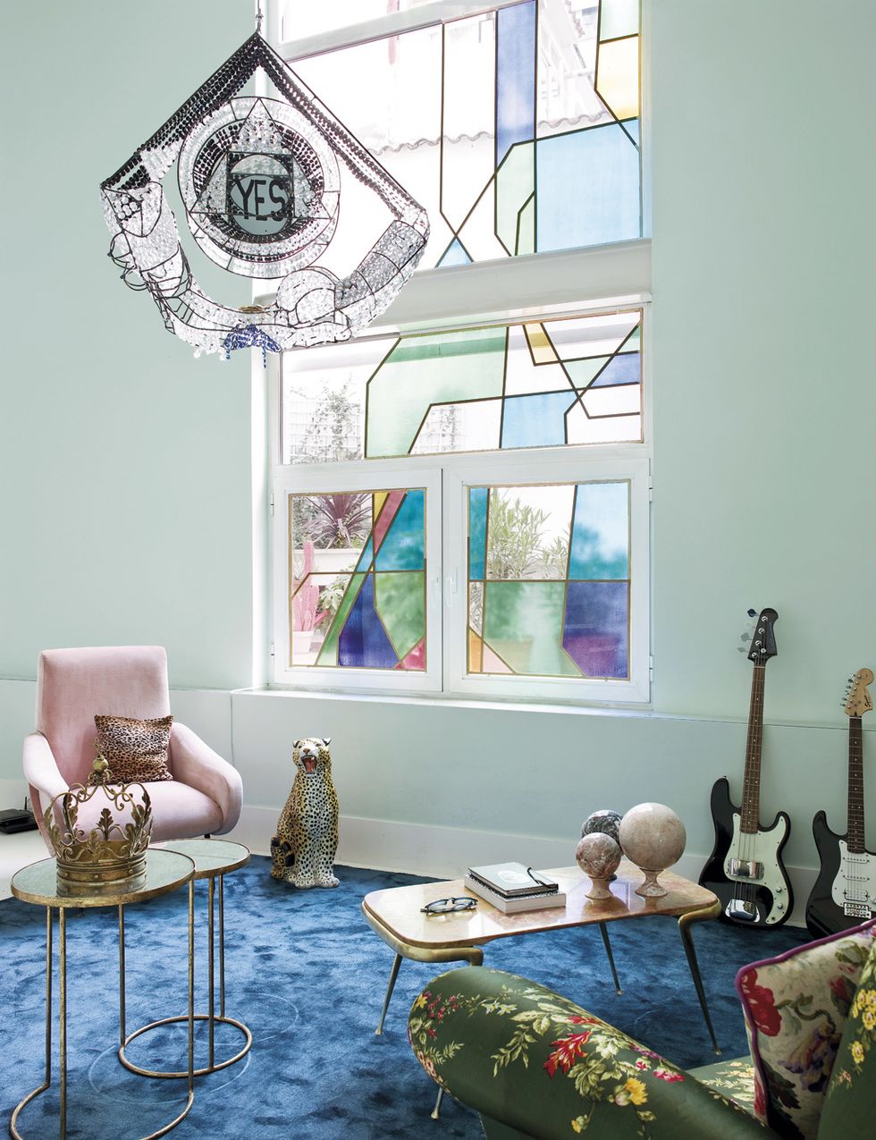 <p>La espectacular escultura de cristal de Amanda Charchian &nbsp; domina el espacio. Mesas-nido, de Anmoder, con una corona vintage; mesa, de L.A. Studio, y guitarras de Bea.</p>
