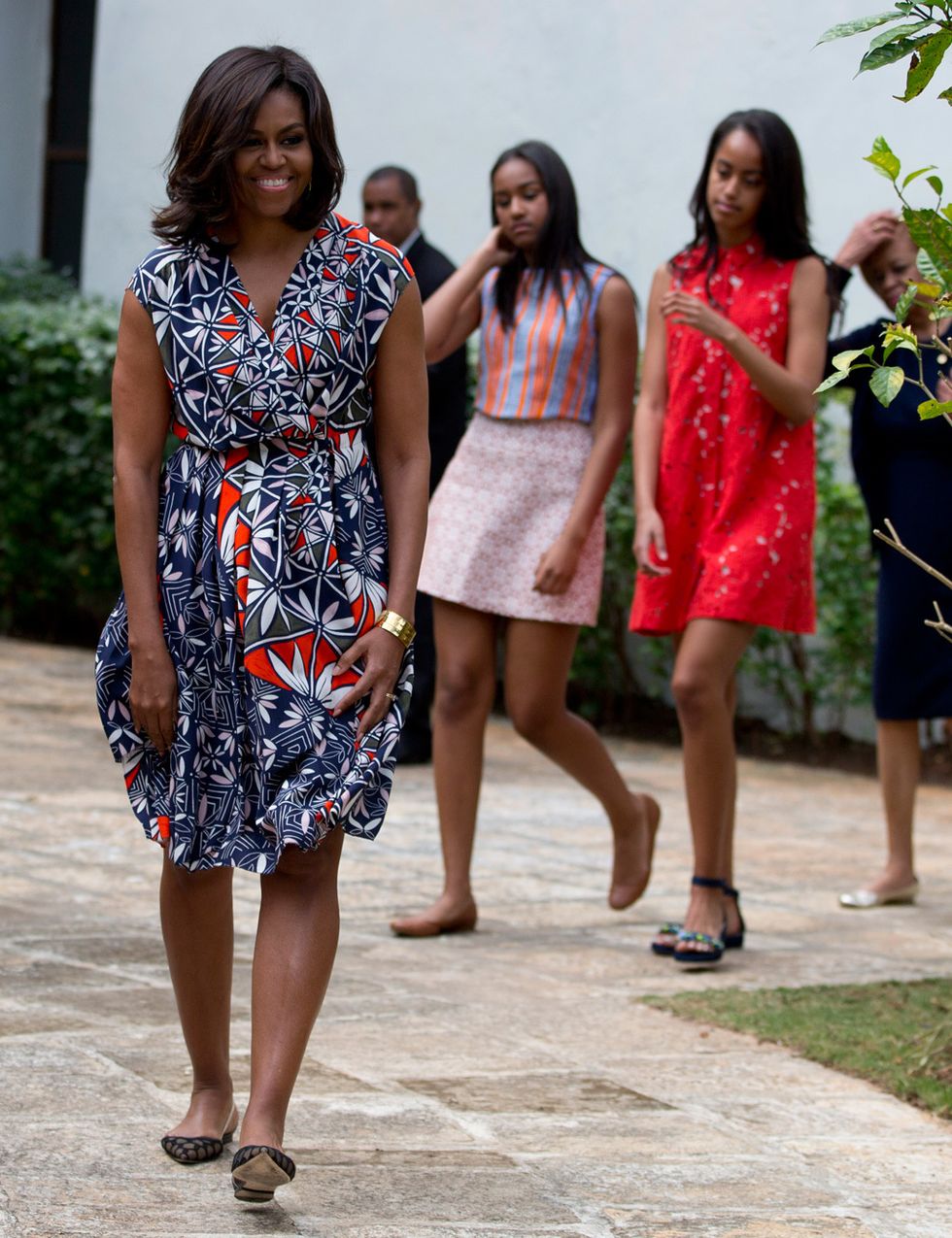 <p>Otro de los vestidos que<strong> Michelle Obama</strong> ha lucido en su visita a Cuba también destaca por detalles florales y toques en rojo. Detrás, sus hijas&nbsp;Sasha y Malia, con veraniegos estilismos.</p>