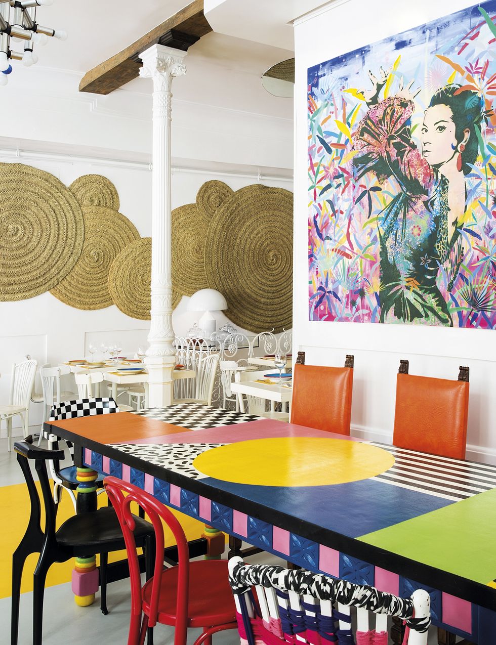 <p>El restaurante está amueblado con piezas pop y, en la pared, un retrato de Lola Flores de Israel Diáz. Al fondo, pieza con esteras de Jesús Regueira.&nbsp;</p>