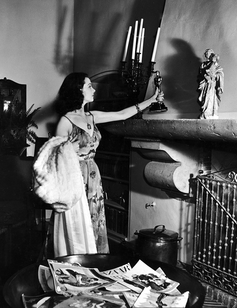 <p><strong>Irene Gibbons</strong> fue la diseñadora responsable del vestido de estampado floral y escote en V que Vivian Leigh lució para recoger su Oscar por 'Lo que el viento se llevó' (Victor Fleming, 1939), en el que daba vida a la inolvidable Escarlata O'Hara.</p>