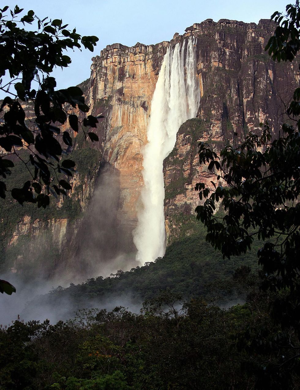 <p>Es la cascada más grande del mundo: comienza a 1.0002 metros de alto, y cae sin interrupción durante 807 metros; es decir, 19 veces más alta que las cataratas del Niágara. Está situada en el Parque Nacional Canaima, en el estado de Bolívar, en la frontera entre Venezuela y Brasil, y fue el paisaje que inspiró a los creativos de Pixar para las Cataratas del Paraíso que vimos en la película 'Up'.</p>