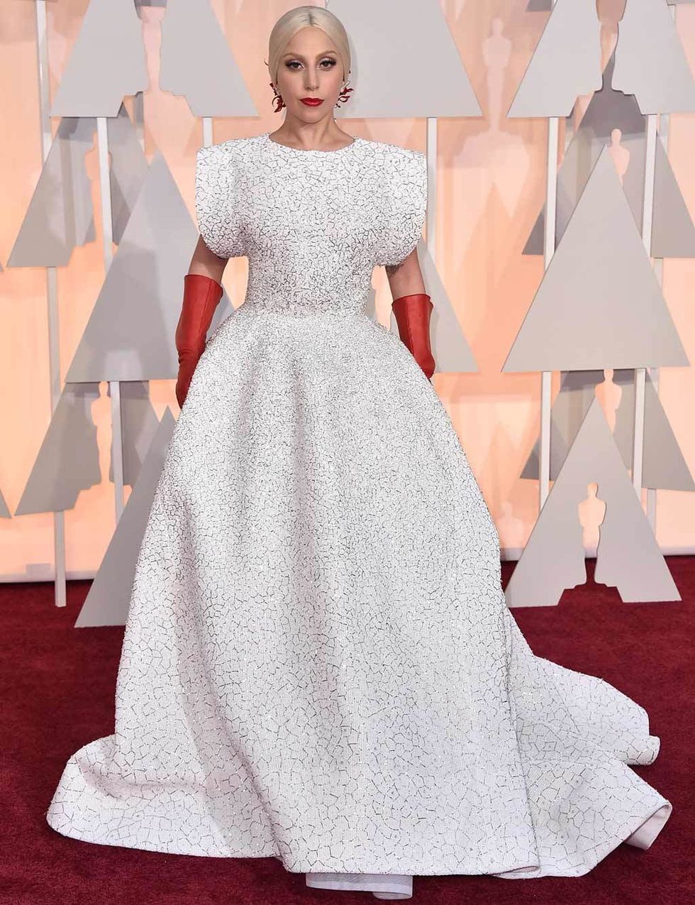 <p>Atrevida e intentando llamar la atención, pero lo cierto es que nos gustó su apuesta en los Oscar 2015&nbsp;con un vestido estampado en blanco y plata de <strong>Azzedine Alaïa</strong> y guantes rojos.</p>