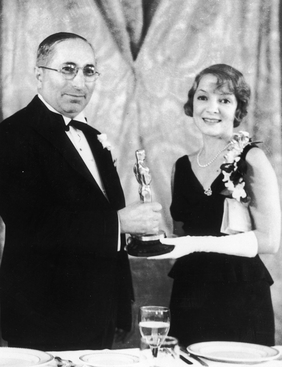 <p>Tuvo una carrera muy prolífica que se extendió ¡65 años!, y recibió el premio por su tercera película, 'El pecado de Madelon Claudet' (Edgar Selwyn, 1931). Posa tan contenta con su Oscar con un vestido negro de diseñador desconocido y guantes blancos.</p>