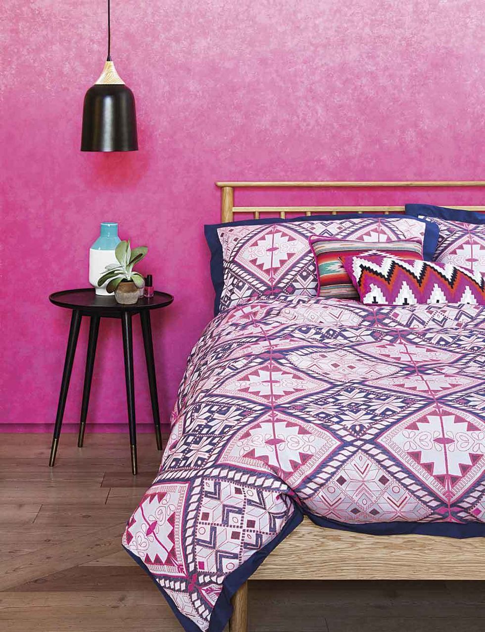 <p>En rosas y azules, set de funda nórdica y fundas de almohada, <i>Alexa Jacquard Pink Mix</i>, desde 77 € a 116 €, según su tamaño, en Marks &amp; Spencer.&nbsp;</p><p>&nbsp;</p>