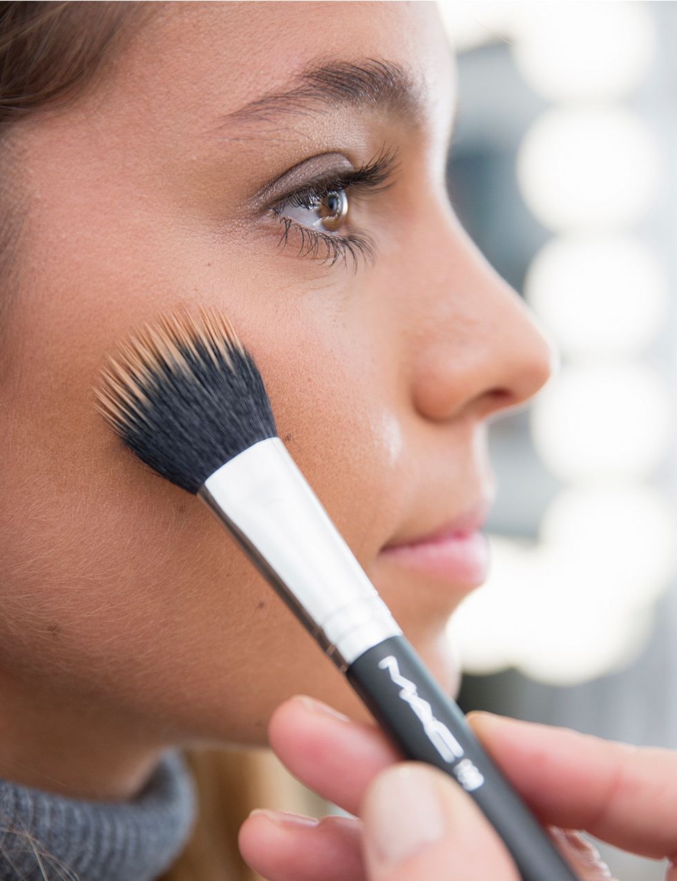 <p>Fijar la base de maquillaje y esculpir el rostro es esencial para lucir una piel fresca y uniforme. </p>