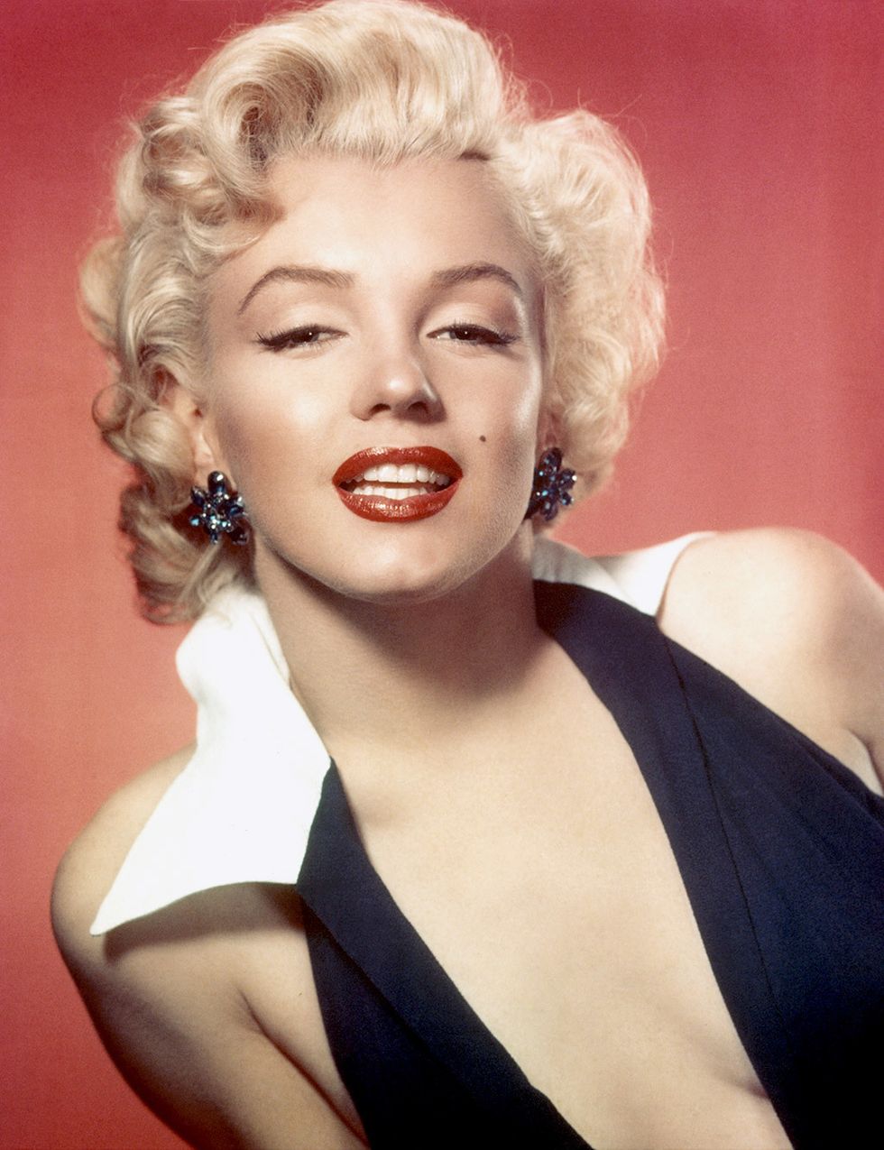 <p>Este es el look con el que&nbsp;<strong>Marilyn Monroe</strong> ha pasado a la posteridad: melena rubia rizada, labios rojos y ojos marcados. Y, según se dice, su autor es ni más ni menos que el legendario maquillador Max Factor.&nbsp;</p>
