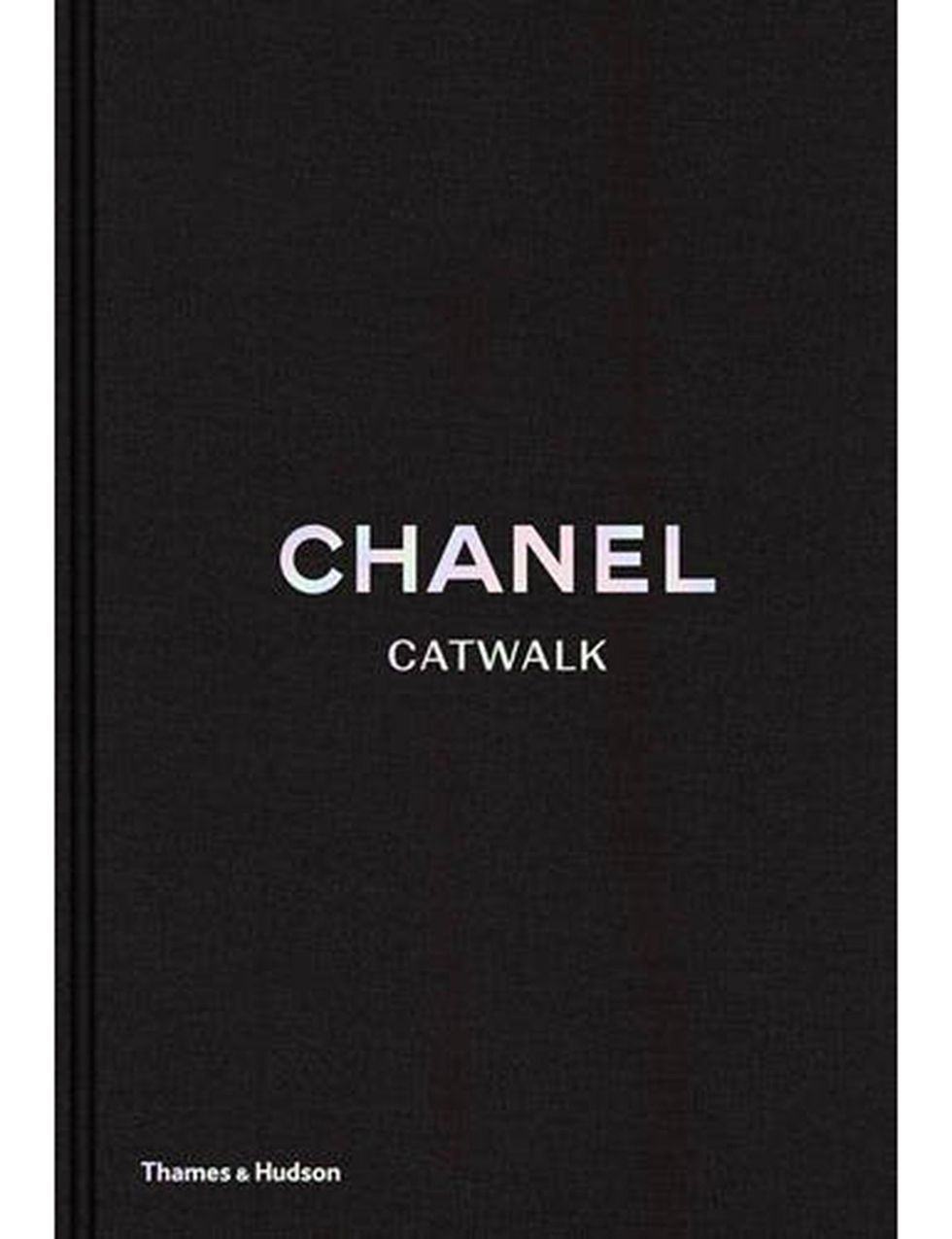 <p>'Chanel Catwalk' (Thames &amp; Hudson, 63 euros aprox.) aparece el 14 de junio con una exhaustiva recopilación de todos los desfiles de Chanel desde que Karl Lagerfeld se hiciera cargo de la dirección creativa de la 'maison', en 1983. Este libro ofrece un repaso único por un importante segmento de la historia de la moda, a la vez que podrás rememorar sobre la pasarela a Inès de la Fressange, Linda Evangelista, etc.</p>