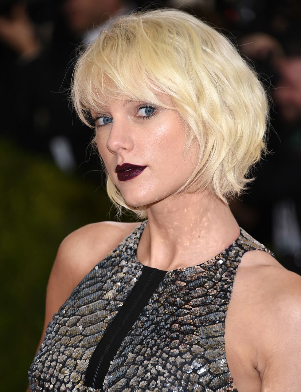 <p>En la pasada gala del MET, Taylor Swift nos sorprendió con este look tan poco propio de ella. Y sus labios 'goth', casi negros, no nos parecen tan complicados de llevar después de vérselos a ella.&nbsp;</p>