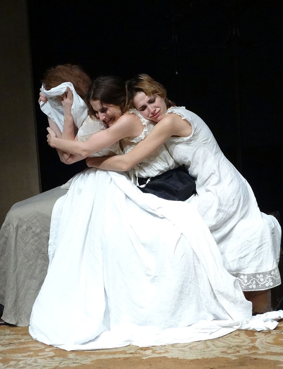 <p>
La emblemática 'Tres hermanas' de Antón Chéjov regresa a las tablas de la mano de Teatro Guindalera. Un drama existencial sobre la esperanza y la desolación que, trasladado a la actualidad, no deja indiferente.<br />(Teatros del Canal, desde el 20 de enero, <a href="http://www.teatroscanal.com/" target="_blank">teatroscanal.com</a>).</p>