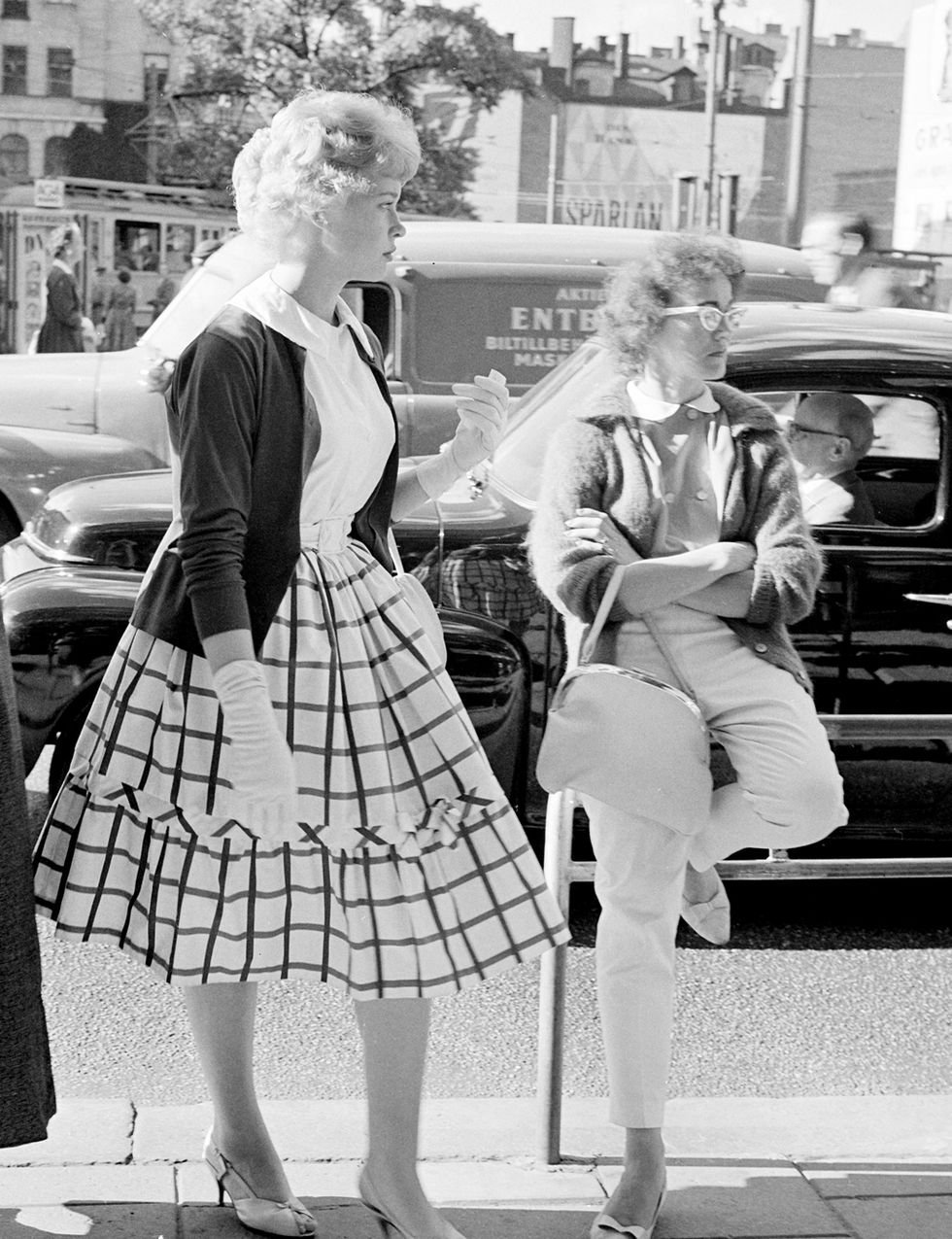 <p>Perfecta imagen para reflejar cómo vestía tu madre el año que naciste. En <strong>1960</strong>, aún el estilo pin up era fuerte en los looks femeninos.</p>