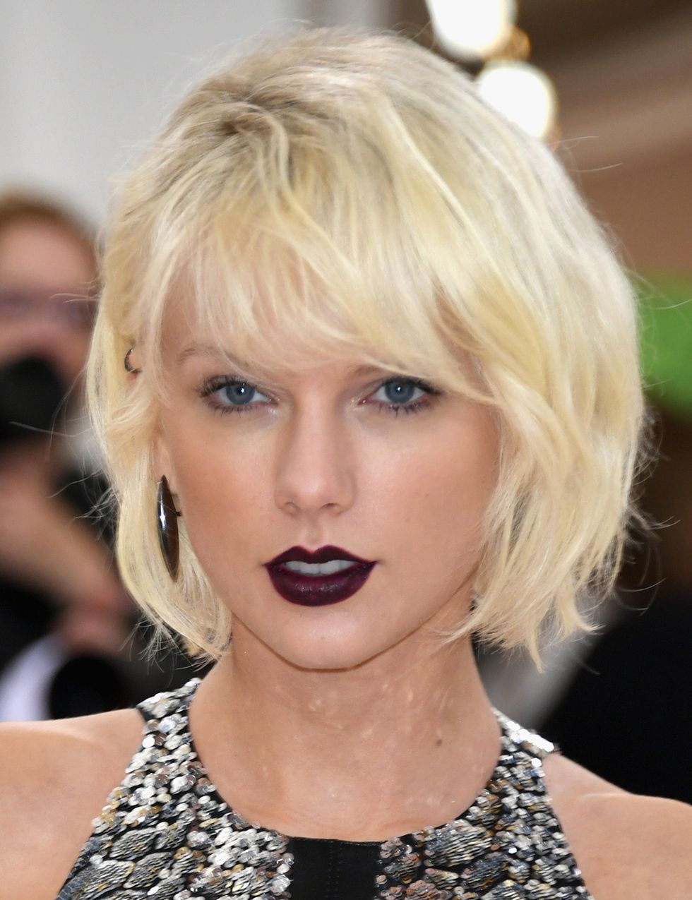 <p>Es diferente a lo que <strong>Taylor Swift</strong> nos tiene acostumbrados, pero el rubio platino con el granate (casi negro) de los labios en textura cremosa da mucha fuerza al concepto general de la cantante.&nbsp;</p>