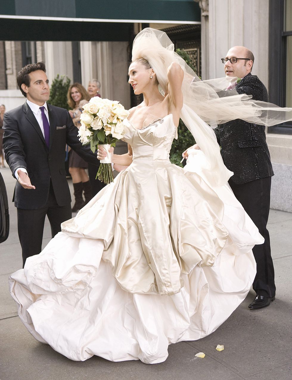 <p>Fueron muchos los 'outfits' que hicieron de esta una serie mítica en el campo de lo 'fashionista', pero el vestido de boda que lució Sarah Jessica Parker en el filme fue la culminación. Es obra de Vivienne Westwood y uno de sus diseños más apreciados.</p>