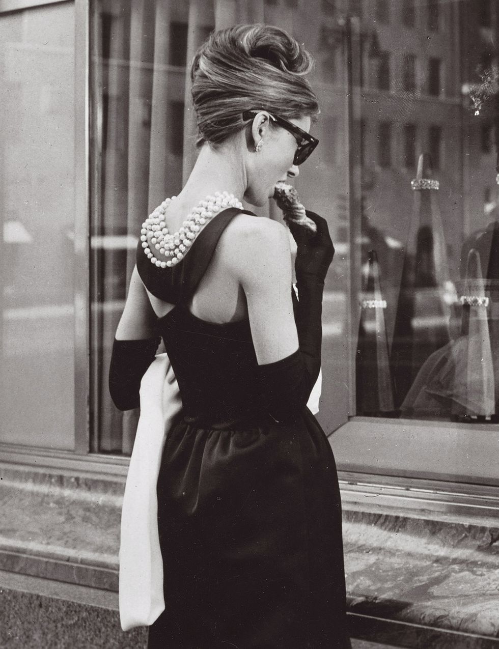 <p>Ha tenido cientos de copias, en versión vestido de noche, LBD e incluso vestido de novia, pero el Givenchy que luce Audrey Hepburn en esta peli de 1961 es, simplemente, único. Prácticamente el vestido perfecto.</p>