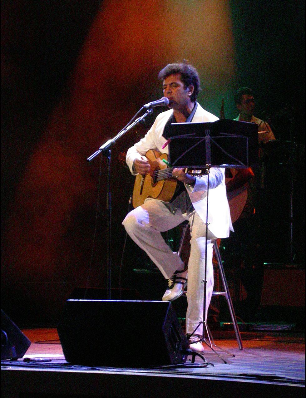 <p>Una de las imágenes con las que le queremos recordar, cantando acompañado solo por su guitarra, en el Centro Cultural Conde Duque (2003).</p>