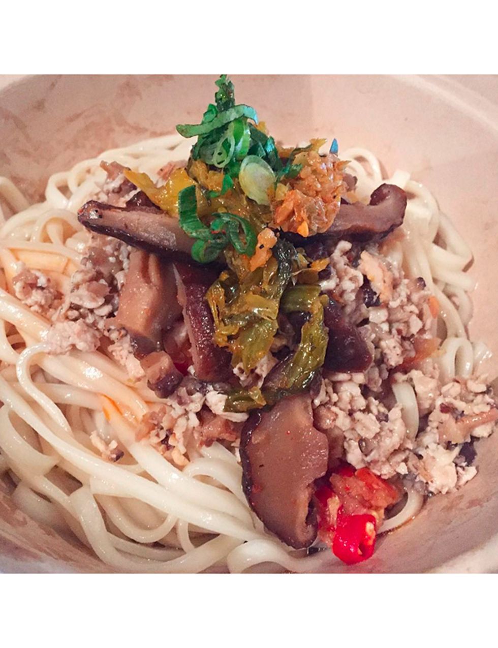 <p>'Chef' del apetecible <a href="http://www.baohausnyc.com/" target="_blank">Baohaus</a> e inspiración para el programa de la ABC 'Fresh off the Boat', Huang une comida apetecible, cocina asiática e ingeniosos memes en su Instagram.</p>