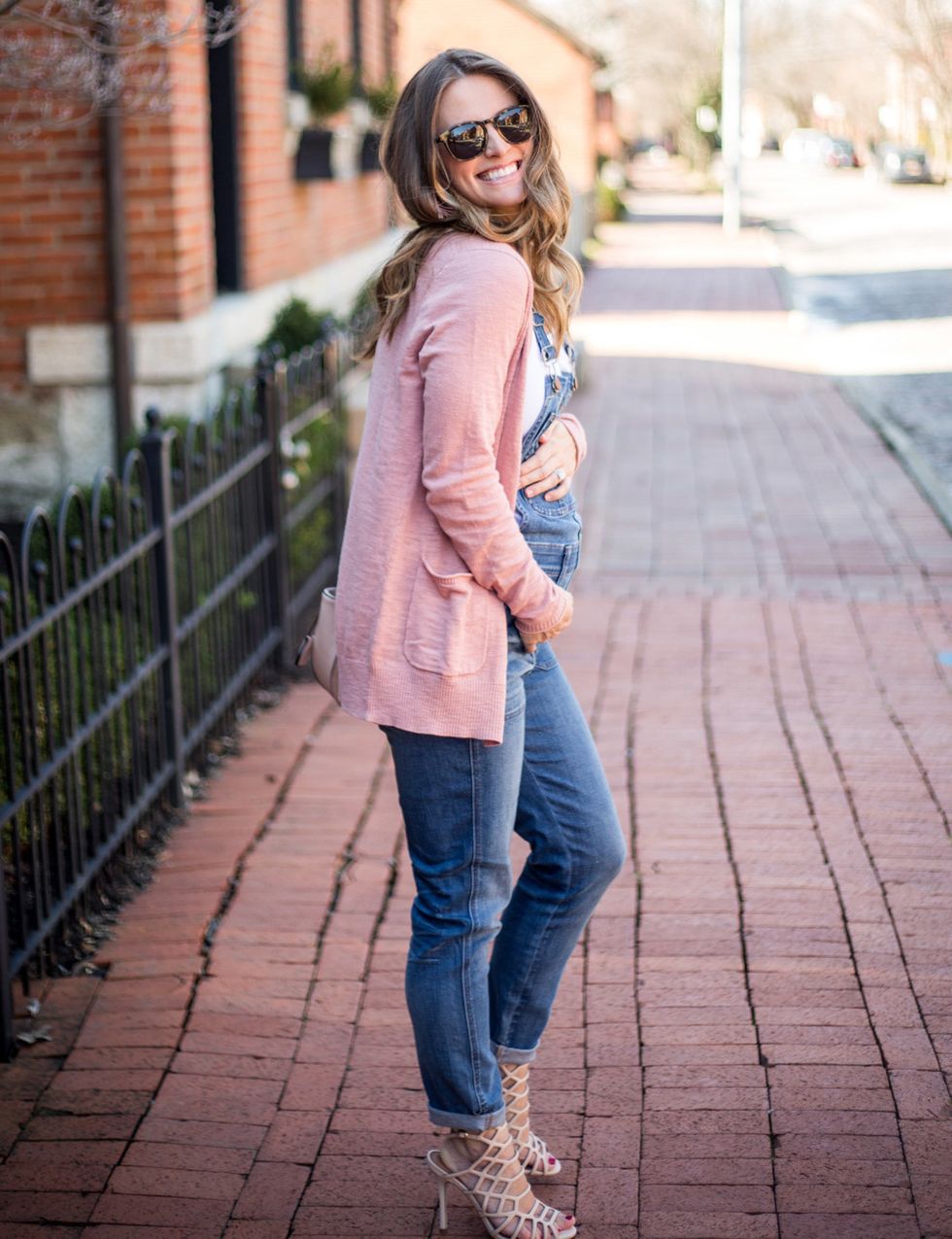 <p>Una manera acual de llevar el embarazo, con un peto denim y chaqueta de punto rosa.</p>